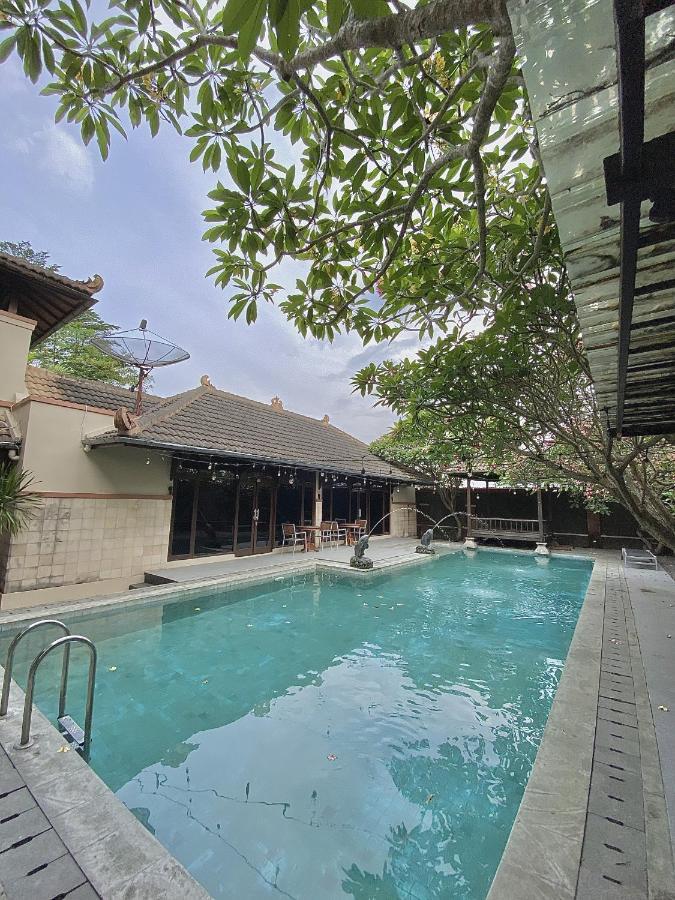 Chrome Hotel & Resort Solo Colomadu Exterior foto