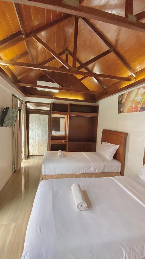 Chrome Hotel & Resort Solo Colomadu Exterior foto