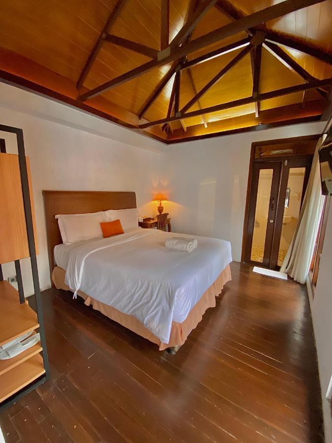 Chrome Hotel & Resort Solo Colomadu Exterior foto