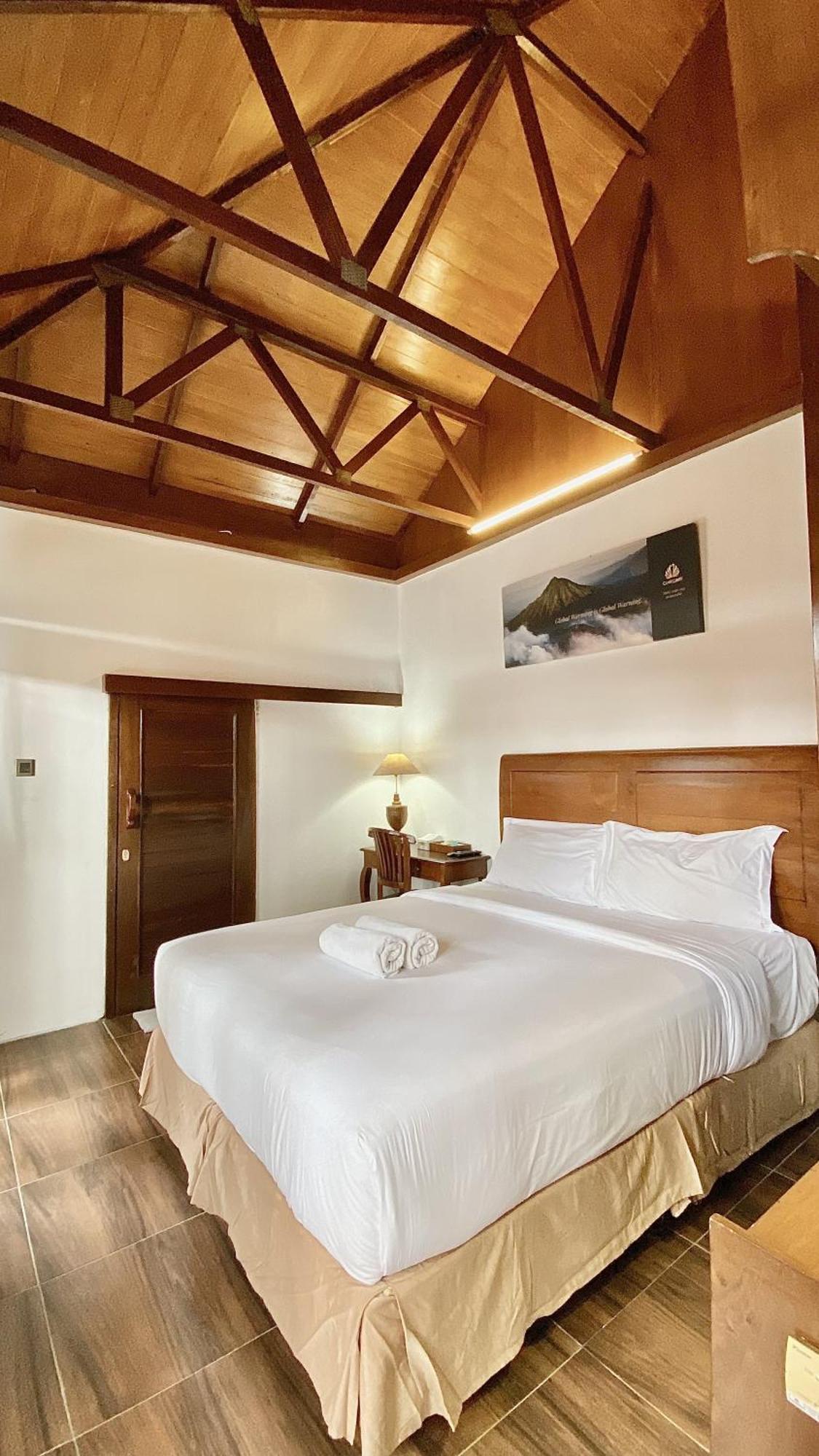 Chrome Hotel & Resort Solo Colomadu Exterior foto